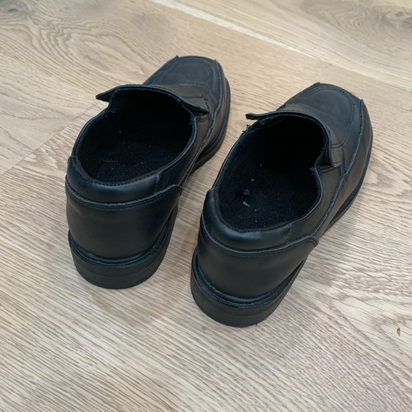 Boys size 4 youth dress shoes - Picture 3 of 4